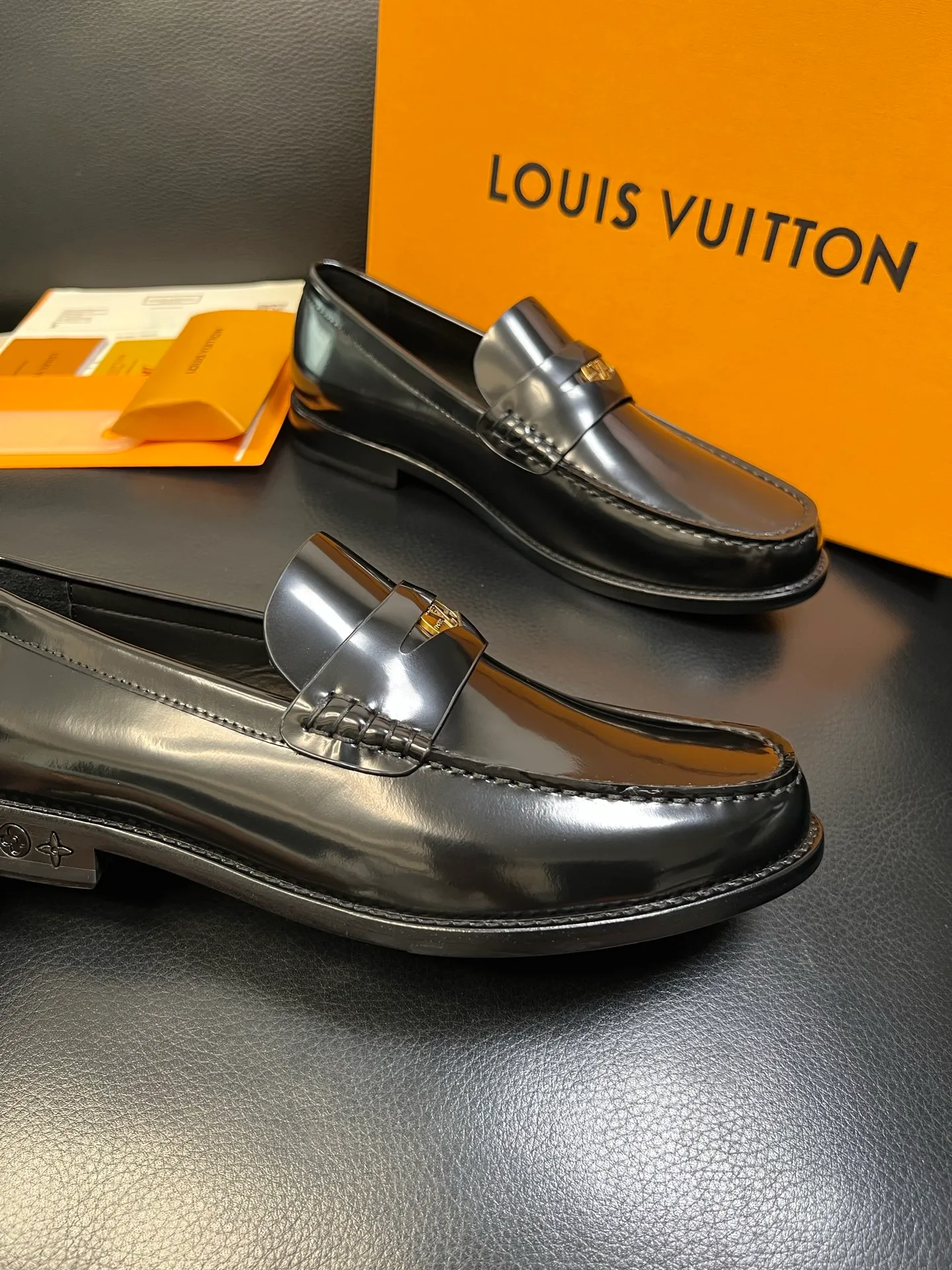 Men's shoes 💰920 Lv high quality top crafts Louis Vuitton leather shoes counter synchronized with original factory configuration, uppers imported from Italy, imported water-dyed cowhide lining, soles: original genuine leather soles specially provided by the original factory, original factory and single goods, welcome to compare, code number 39-44 (customized 38 45 46)